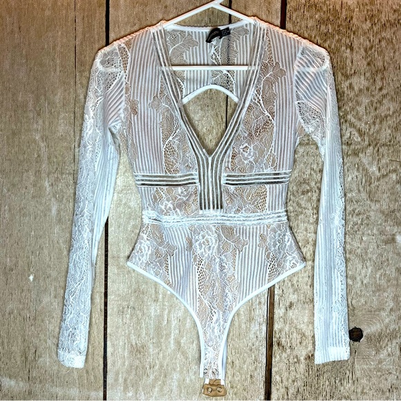 Lacey long sleeve body suit deep v neck creamy white Pretty Little Thing size 2 - Picture 1 of 8